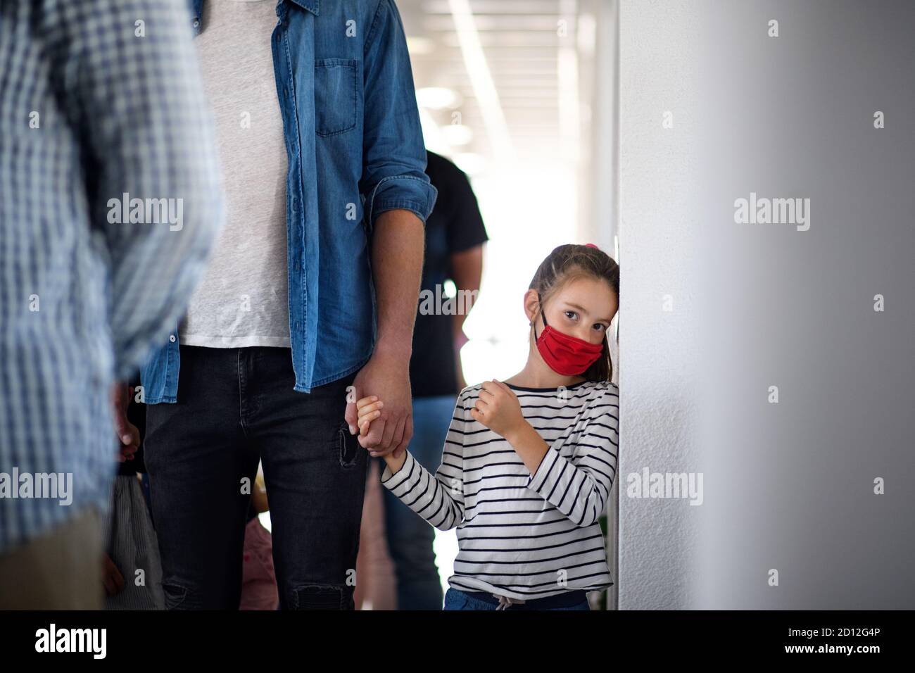 Portrait de l'enfant avec masque facial, coronavirus, covid-19 et concept de vaccination. Banque D'Images