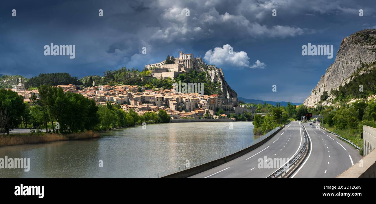 Sisteron et la Citadelle (fortifications - Monument Historique - Vauban) sous le ciel orageux avec la Durance. Alpes de haute Provence, France Banque D'Images
