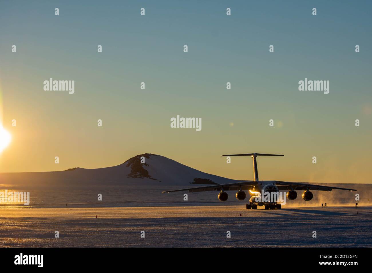 Antarctique, station Novolazarevskaya 23 avril 2020 : un avion de transport et de cargaison Volga-Dnepr il 76 est en cours de chargement, sur un champ de glace en Antarctique, dans la ta Banque D'Images