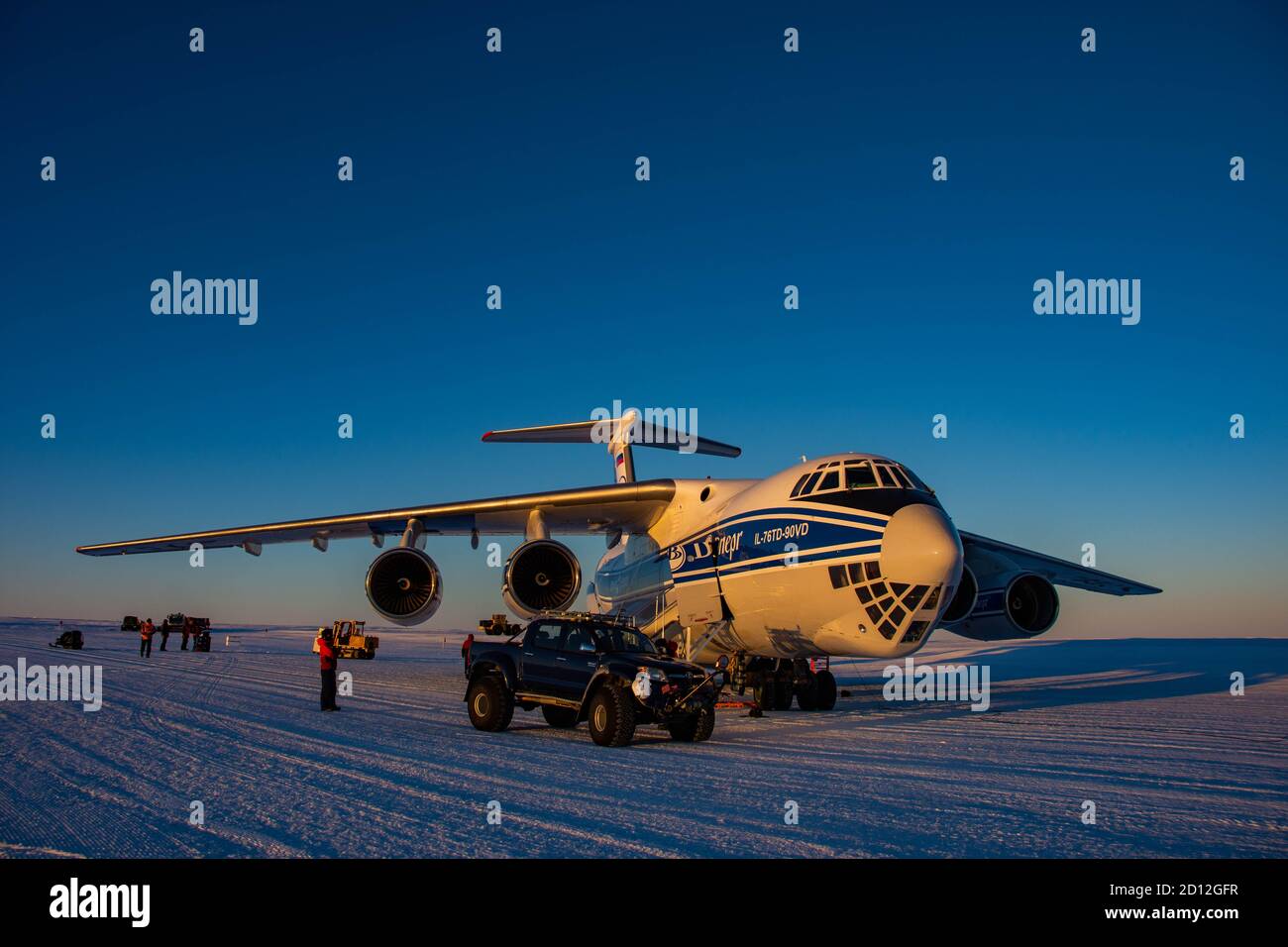 Antarctique, station Novolazarevskaya 23 avril 2020 : un avion de transport et de cargaison Volga-Dnepr il 76 est en cours de chargement, sur un champ de glace en Antarctique, dans la ta Banque D'Images