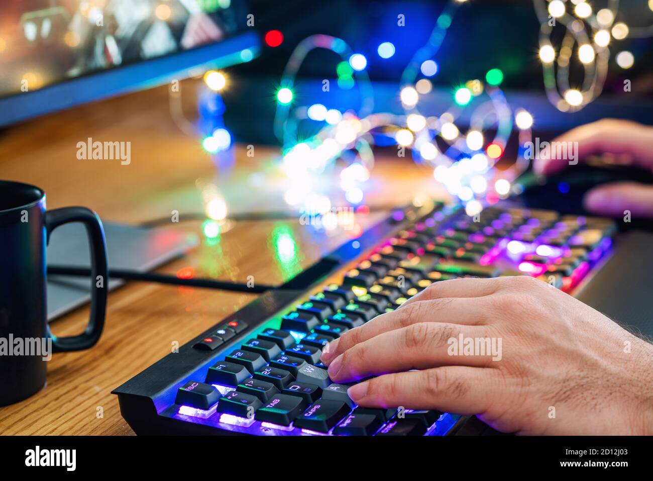 Gros plan sur le clavier tactile avec lumières LED lumineuses pour une utilisation facile et confortable de votre pc et boire du café. Concept haute technologie. Photo de haute qualité Banque D'Images