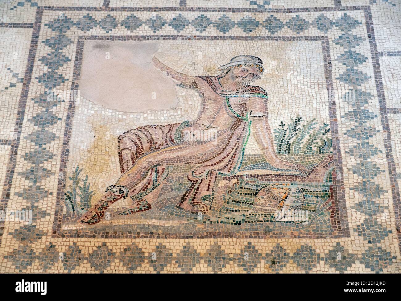 Maison de Dionysos, Paphos: “Narcisse” représentation mosaïque de Narcisse, fils d’un Dieu fluvial et d’une nymphe, en admirant sa réflexion dans l’eau du lac. Banque D'Images
