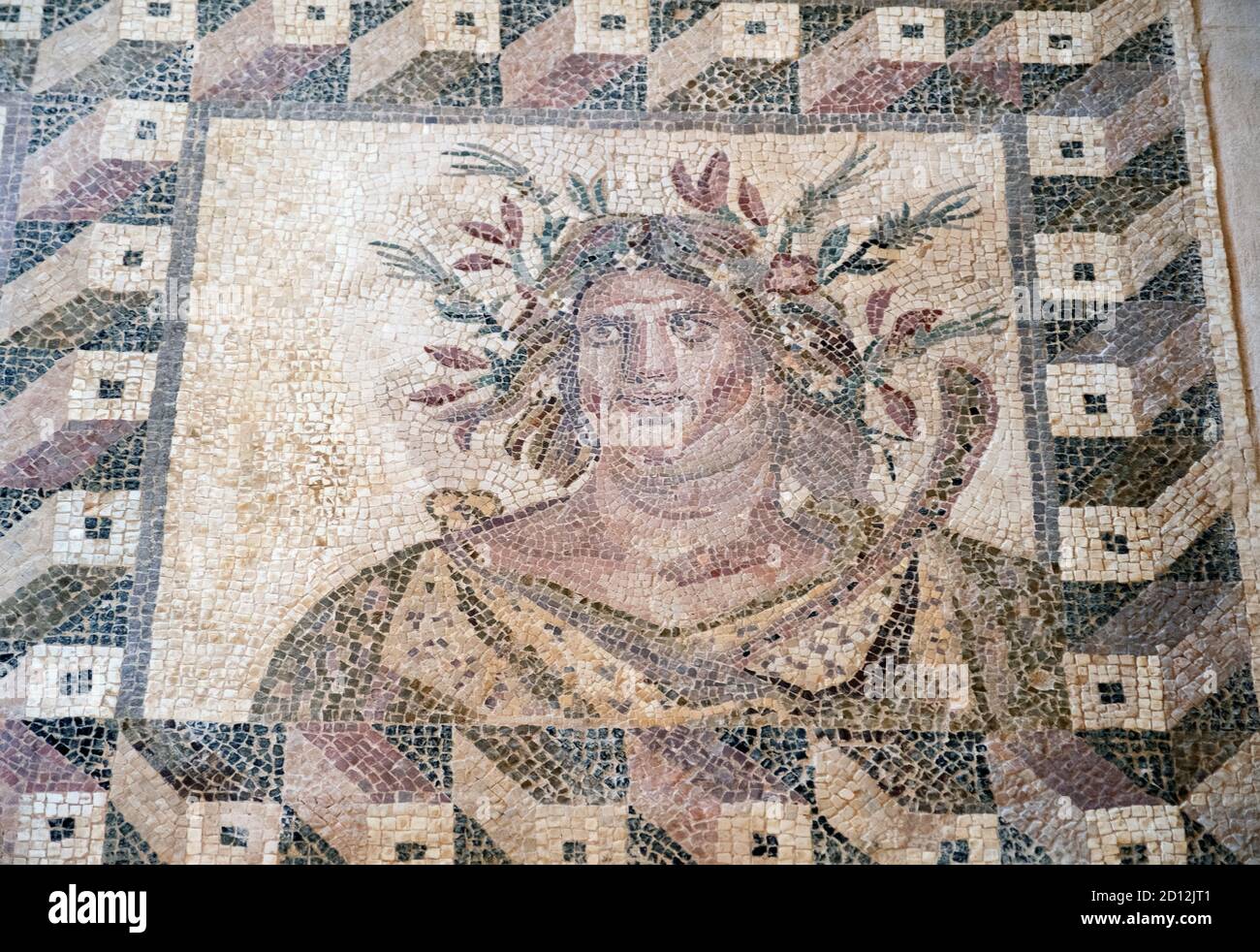 Paphos Chypre Maison de Dionysos four Seasons Roman Mosaic automne couronné de fruits et de baies et portant un couteau de Pruning. Paphos, Chypre. Banque D'Images