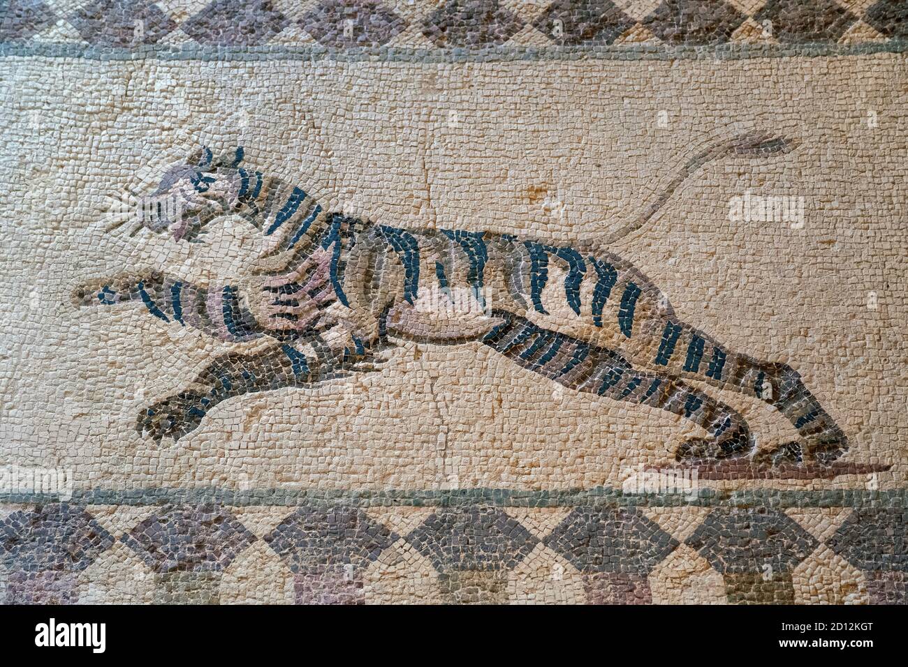 Maison de Dionysos, Parc archéologique de Paphos, Chypre: Scène de chasse mosaïque représentant un tigre courant. Banque D'Images