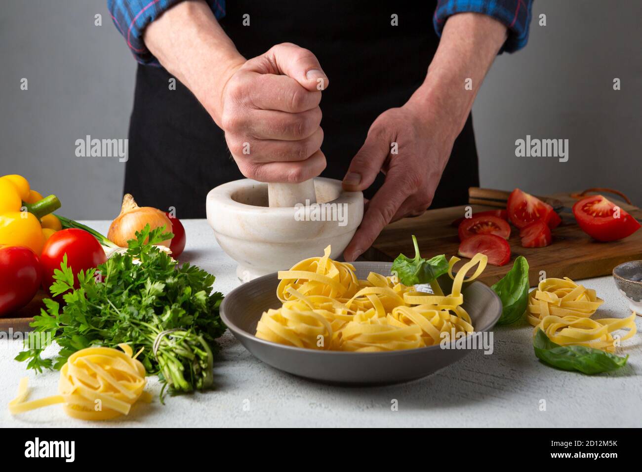 Cuisiner des pâtes à la maison, la main de l’homme Banque D'Images