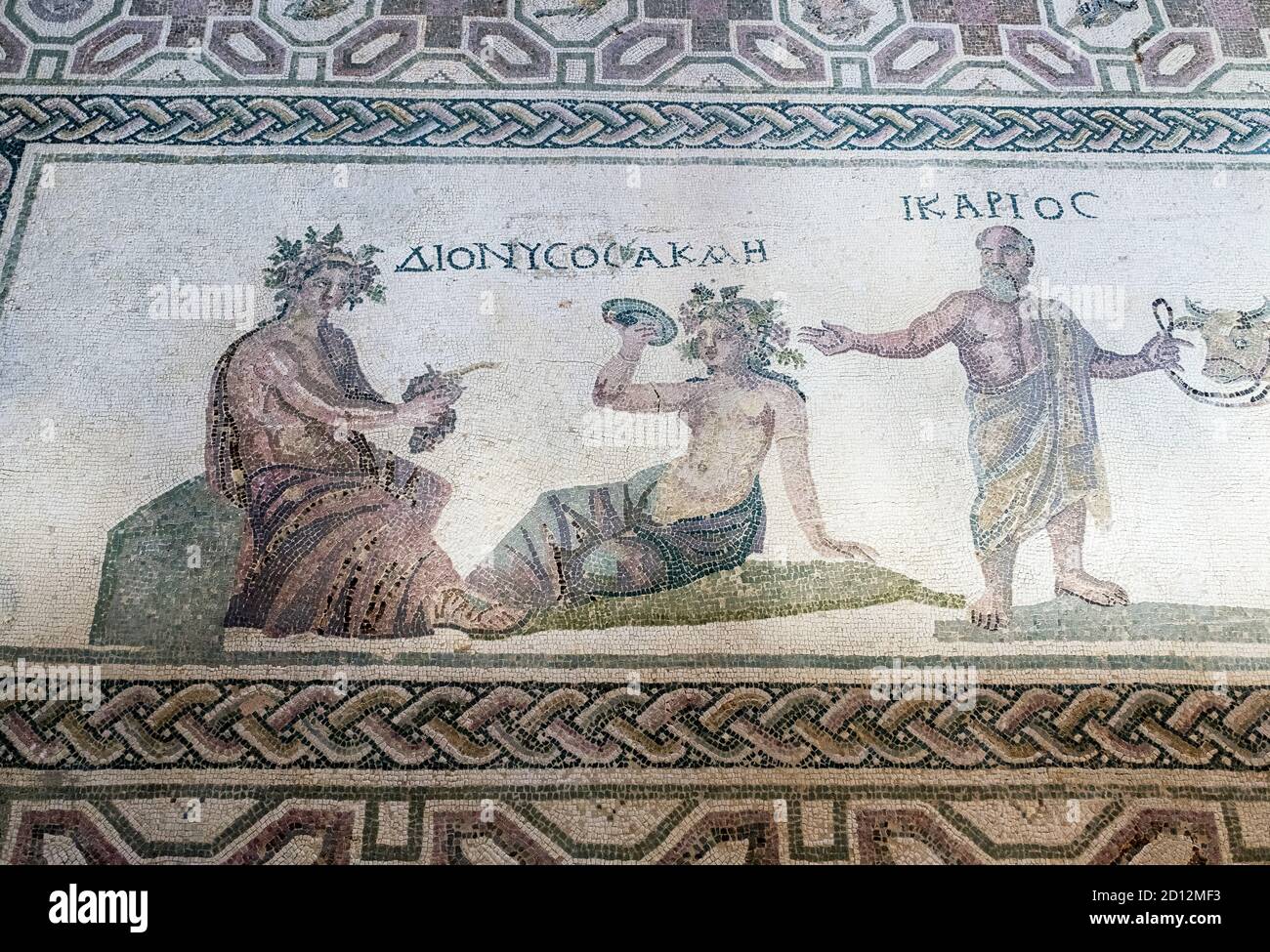 Maison de Dionysos : Dionysos et Acme sont représentés (à gauche) avec Icarios tenant les rênes d'un chariot à roues doubles à ox, rempli de sacs de vin. Banque D'Images