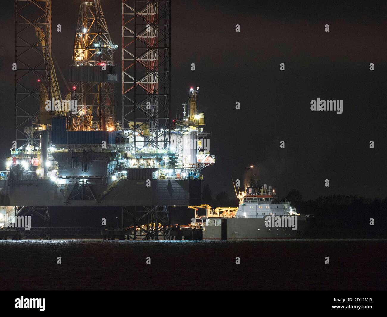 Sheerness, Kent, Royaume-Uni. 5 octobre 2020. L'engin de forage « Prospector 1 » de forage à gaz/pétrole de Borr Drilling a été mis en place au port de Sheerness (avec sa sœur « Ran ») depuis mai en raison d'un manque de travail. La plate-forme géante a quitté le port à 2 heures du matin après que les nouveaux travaux en mer du Nord (pays-Bas) ont été sécurisés, assistée par des remorqueurs Manta, Multratugs 17&29 (et Svitzer Meridian pour quitter le poste d'amarrage). Le prospecteur 1 est le premier de la flotte de Borr à être équipé d'un système de réduction catalytique sélective (« SCR ») qui devrait réduire les émissions d'oxyde d'azote, d'oxyde de carbone et d'hydrocarbures de 90 à 95 %. Crédit : James Bell/Alay Live News Banque D'Images