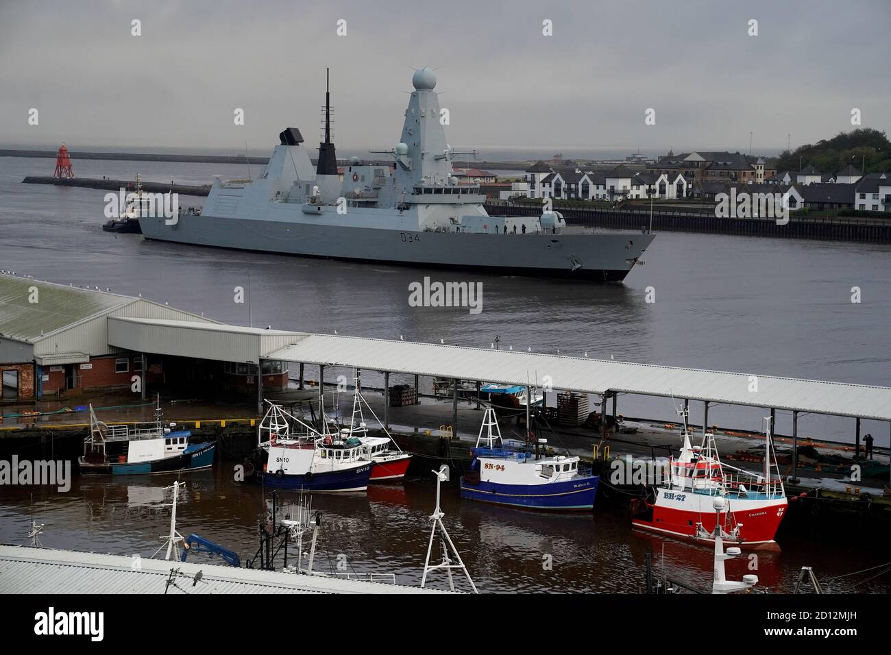 Les membres de l'équipage se tiennent sur le pont alors que le destructeur de type 45 de la Marine royale HMS Diamond arrive à l'embouchure de la rivière Tyne dans North Shields Fish Quay, Tyne et Wear. Banque D'Images