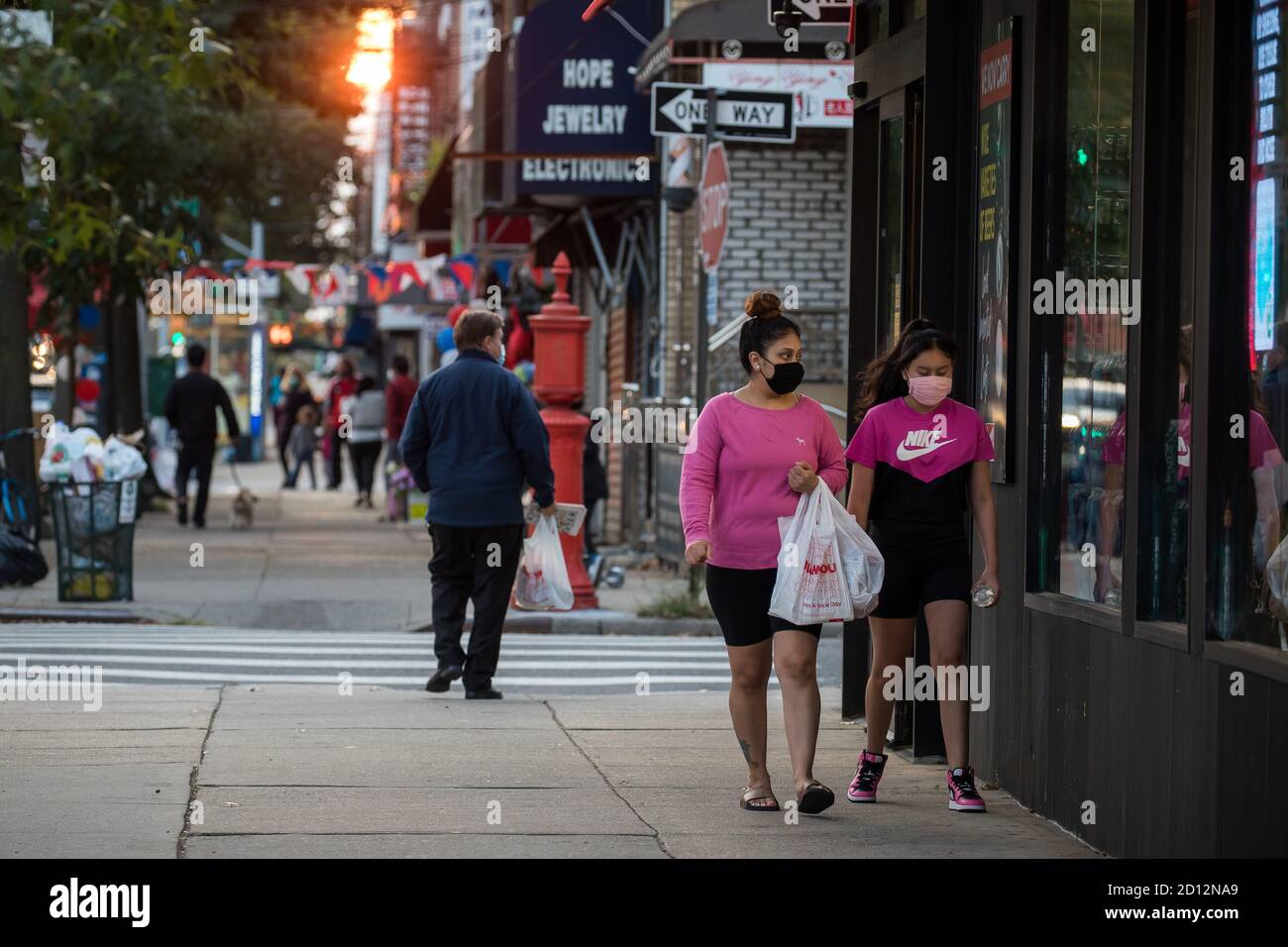 New York, États-Unis. 4 octobre 2020. Des personnes portant des masques de visage marchent dans le quartier de Gravesend, dans le quartier de Brooklyn, New York, aux États-Unis, le 4 octobre 2020. Le maire de la ville de New York, Bill de Blasio, a annoncé dimanche une proposition visant à « fermer TOUTES les écoles et les entreprises non essentielles » dans neuf zones de code postal de la ville, le 7 octobre, en raison de l'augmentation des cas de COVID-19 enregistrés. Credit: Michael Nagle/Xinhua/Alay Live News Banque D'Images