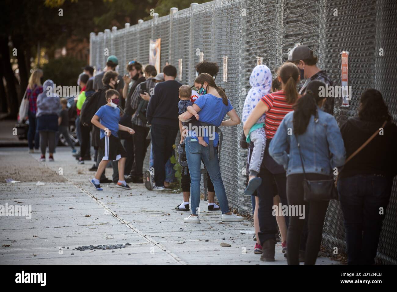 New York, États-Unis. 4 octobre 2020. Les gens attendent dans un lieu de test COVID-19 dans le quartier de Borough Park, dans le quartier de Brooklyn, New York, aux États-Unis, le 4 octobre 2020. Le maire de la ville de New York, Bill de Blasio, a annoncé dimanche une proposition visant à « fermer TOUTES les écoles et les entreprises non essentielles » dans neuf zones de code postal de la ville, le 7 octobre, en raison de l'augmentation des cas de COVID-19 enregistrés. Credit: Michael Nagle/Xinhua/Alay Live News Banque D'Images