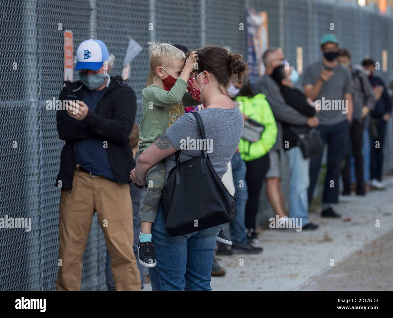 New York, États-Unis. 4 octobre 2020. Les gens attendent dans un lieu de test COVID-19 dans le quartier de Borough Park, dans le quartier de Brooklyn, New York, aux États-Unis, le 4 octobre 2020. Le maire de la ville de New York, Bill de Blasio, a annoncé dimanche une proposition visant à « fermer TOUTES les écoles et les entreprises non essentielles » dans neuf zones de code postal de la ville, le 7 octobre, en raison de l'augmentation des cas de COVID-19 enregistrés. Credit: Michael Nagle/Xinhua/Alay Live News Banque D'Images