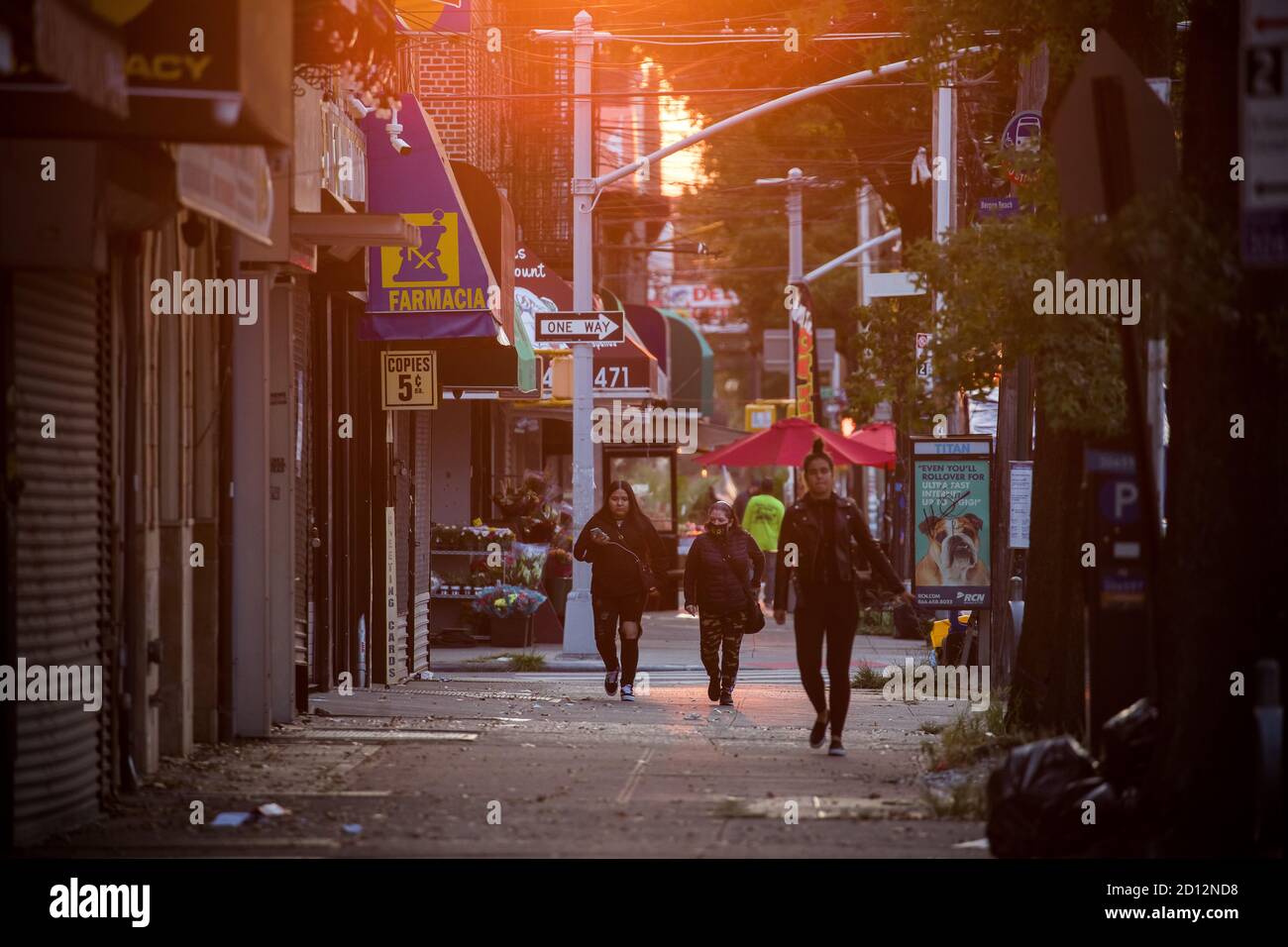New York, États-Unis. 4 octobre 2020. Les gens marchent dans le quartier de Gravesend, dans le quartier de Brooklyn à New York, aux États-Unis, le 4 octobre 2020. Le maire de la ville de New York, Bill de Blasio, a annoncé dimanche une proposition visant à « fermer TOUTES les écoles et les entreprises non essentielles » dans neuf zones de code postal de la ville, le 7 octobre, en raison de l'augmentation des cas de COVID-19 enregistrés. Credit: Michael Nagle/Xinhua/Alay Live News Banque D'Images