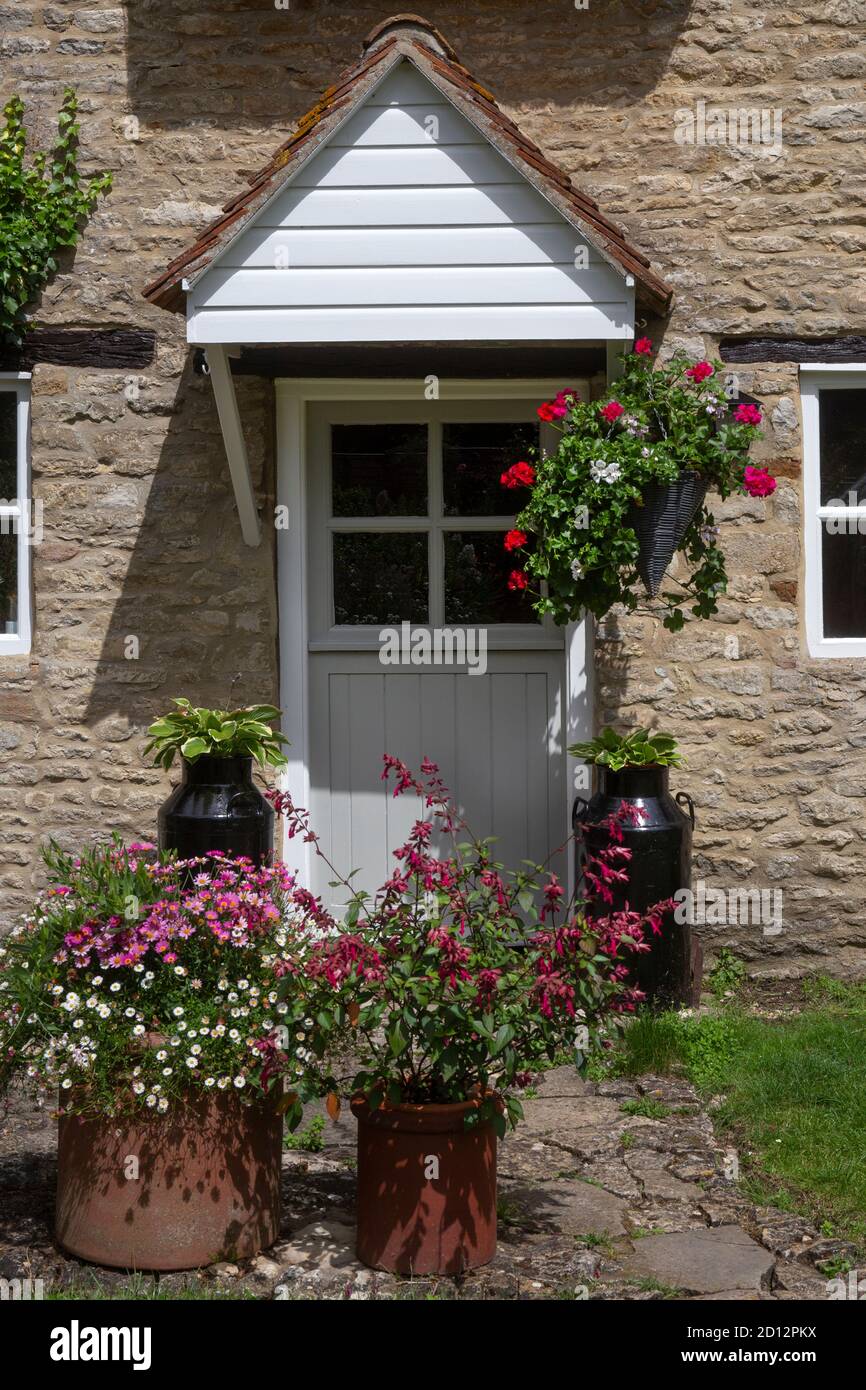 Porche avant et fleurs autour de l'entrée du cottage, Angleterre Banque D'Images