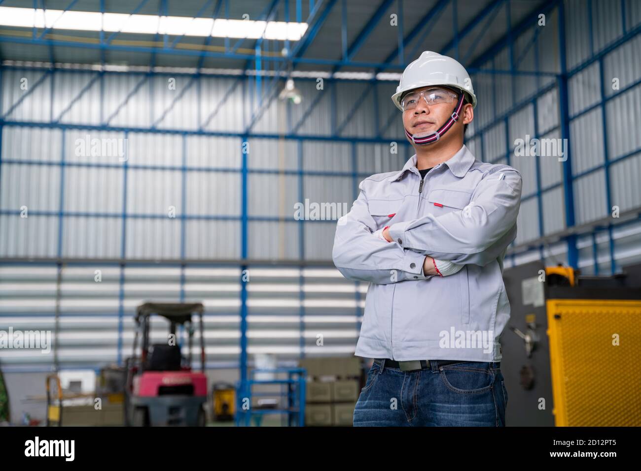 Portrait d'un travailleur manuel asiatique est confiant avec confiance avec la tenue de travail et le casque de sécurité de haut technologie industrie propre Banque D'Images