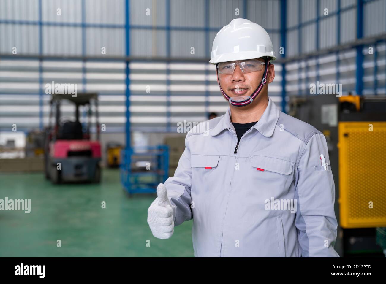 Portrait d'un travailleur asiatique manuel est debout montre la confiance avec une tenue de travail et un casque de sécurité de ind. propre haute technologie Banque D'Images