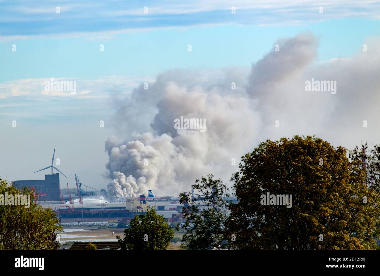 Avonmouth près de Bristol, Royaume-Uni. 5 octobre 2020. Un grand incendie à Avonmouth, Bristol envoie de grands panaches de fumée sur les M5, M4 et M49. Avon Fire and Rescue Service a signalé l'incendie vers 5h30 ce matin. C'est une vue de Portisead. Credit: Stephen Hyde/Alay Live News Banque D'Images