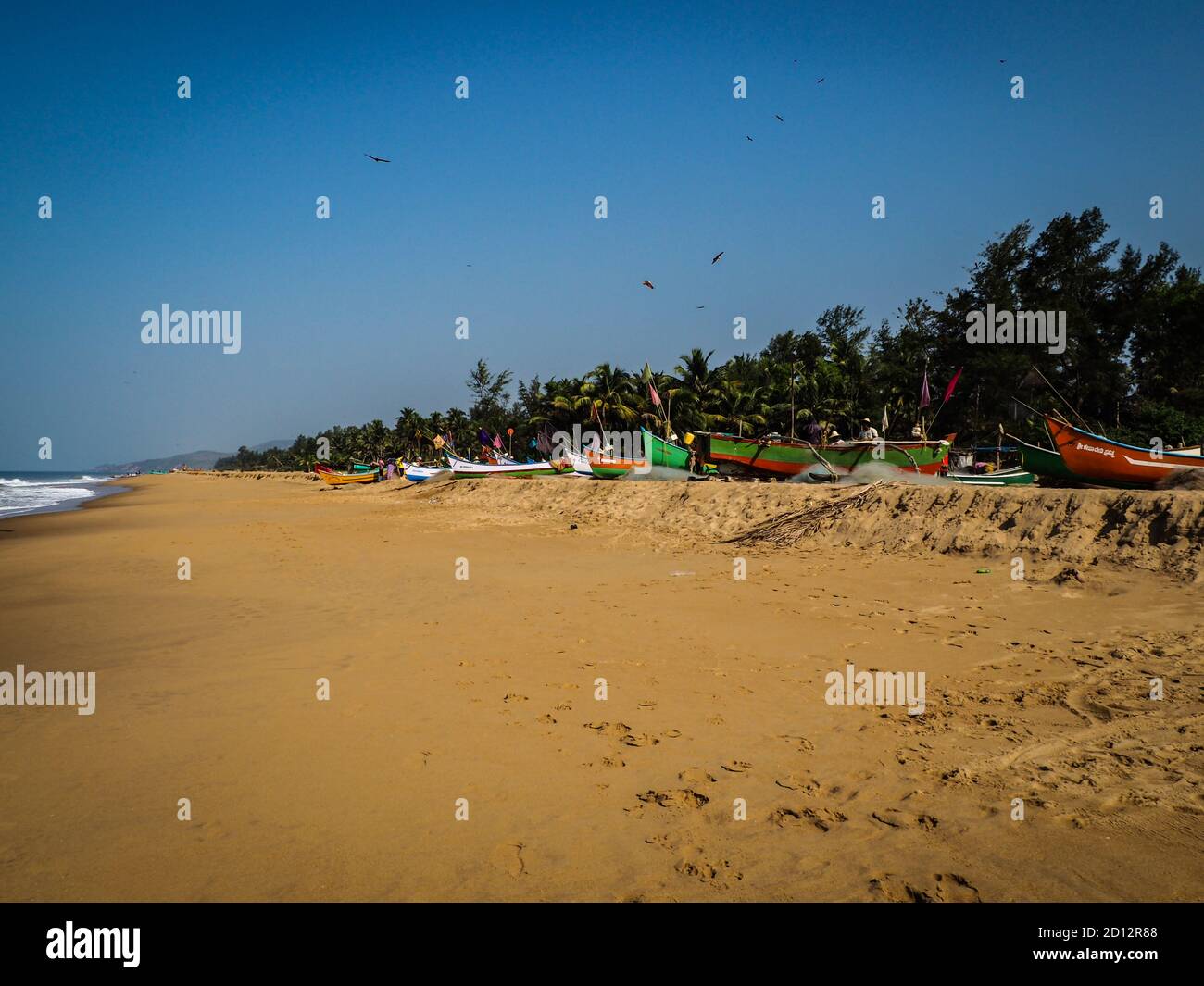 Village de pêcheurs sur la plage en Inde pendant la journée ensoleillée à côté de l'océan. Banque D'Images