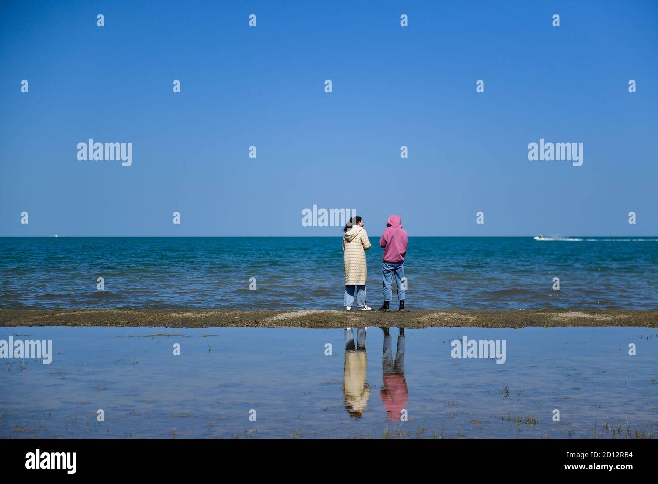 (201005) -- XINING, 5 octobre 2020 (Xinhua) -- des gens visitent le lac Qinghai, dans la province de Qinghai, dans le nord-ouest de la Chine, le 23 septembre 2020. Grâce au chemin de fer Qinghai-Tibet et à ses chemins de fer d'extension, de nombreuses attractions touristiques de la province ont été reliées, ce qui a considérablement encouragé l'industrie touristique ici et a aidé les locaux à augmenter les revenus. (Xinhua/Zhang long) Banque D'Images