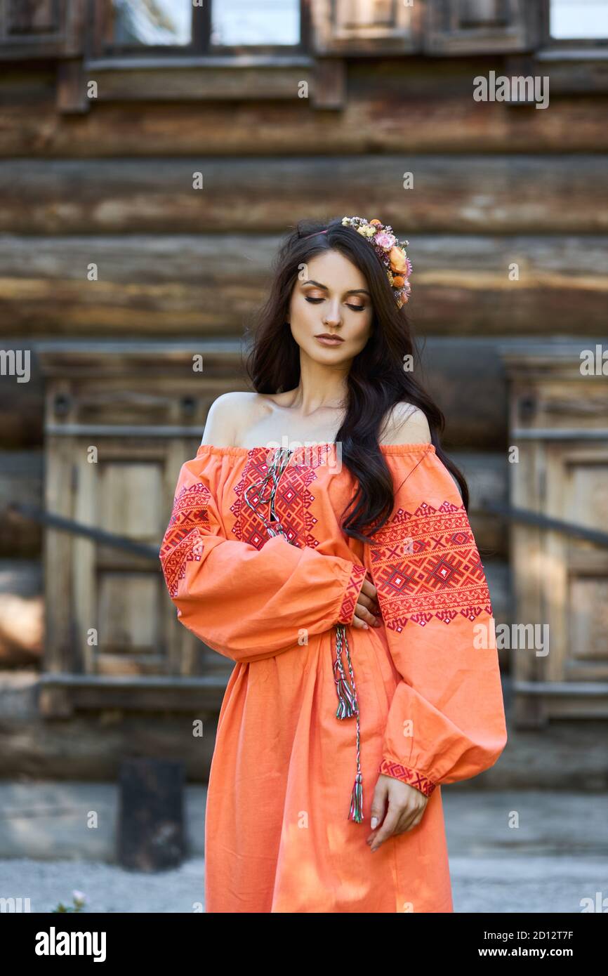 Belle femme slave dans une robe ethnique orange et une couronne de fleurs  sur sa tête. Magnifique maquillage naturel. Portrait d'une fille russe  Photo Stock - Alamy