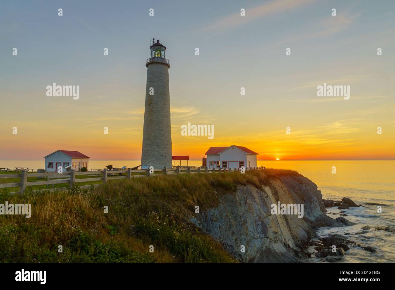 Lever du soleil dans le Cap-des-Rosiers phare, Gaspésie, Québec, Canada Banque D'Images