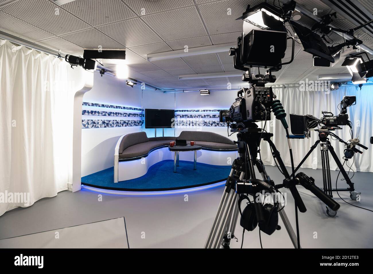 Un studio de cinéma vide à Gateshead, Newcastle. Il dispose de canapés pour les présentateurs avec des caméras de cinéma orientées vers eux, prêt pour le tournage. Banque D'Images