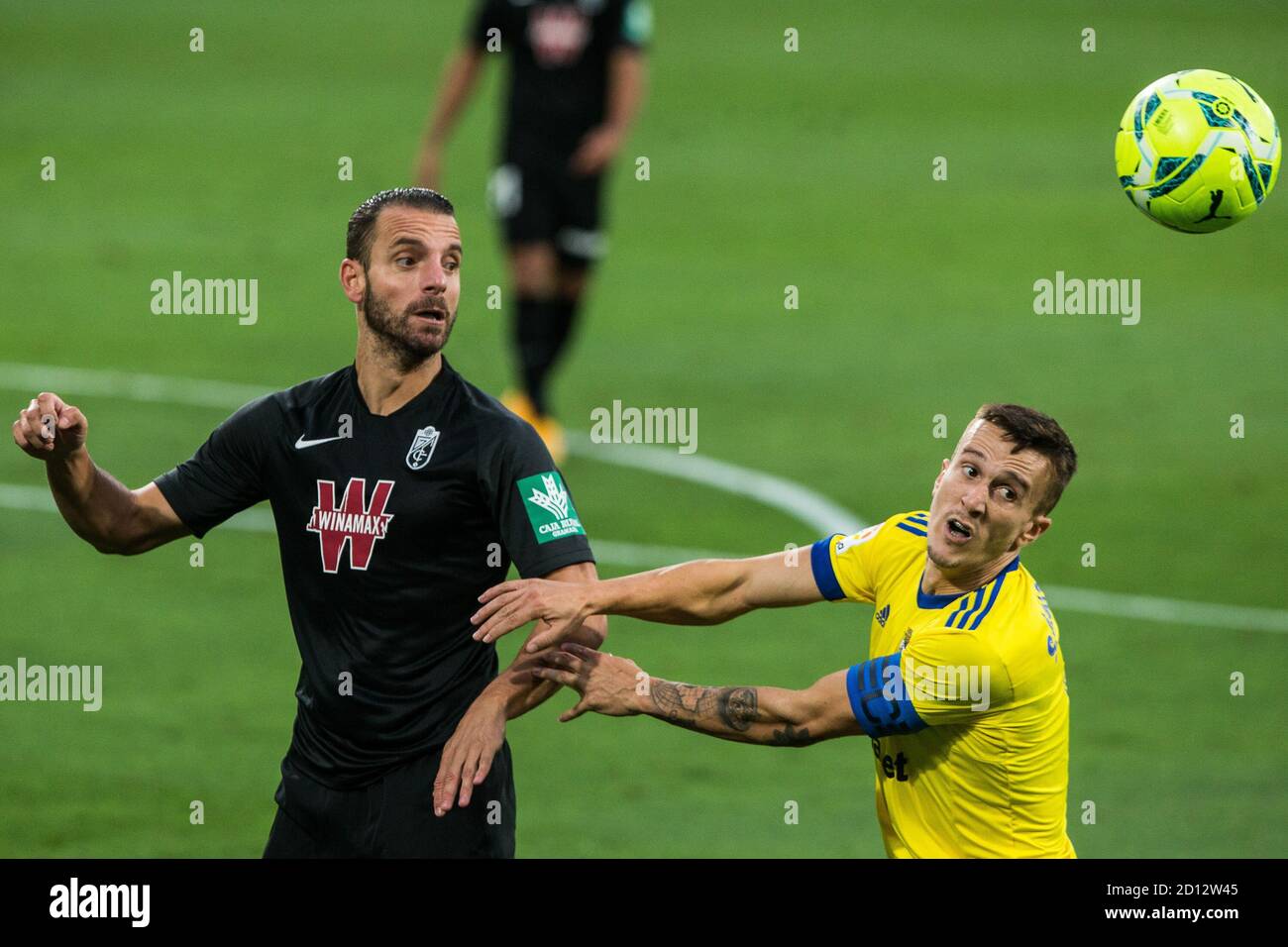 Roberto Soldado de Grenade et Salvi Sanchez de Cadix pendant Le championnat d'Espagne la Liga football match entre Cadix Club Futbol et Grenade Clu Banque D'Images