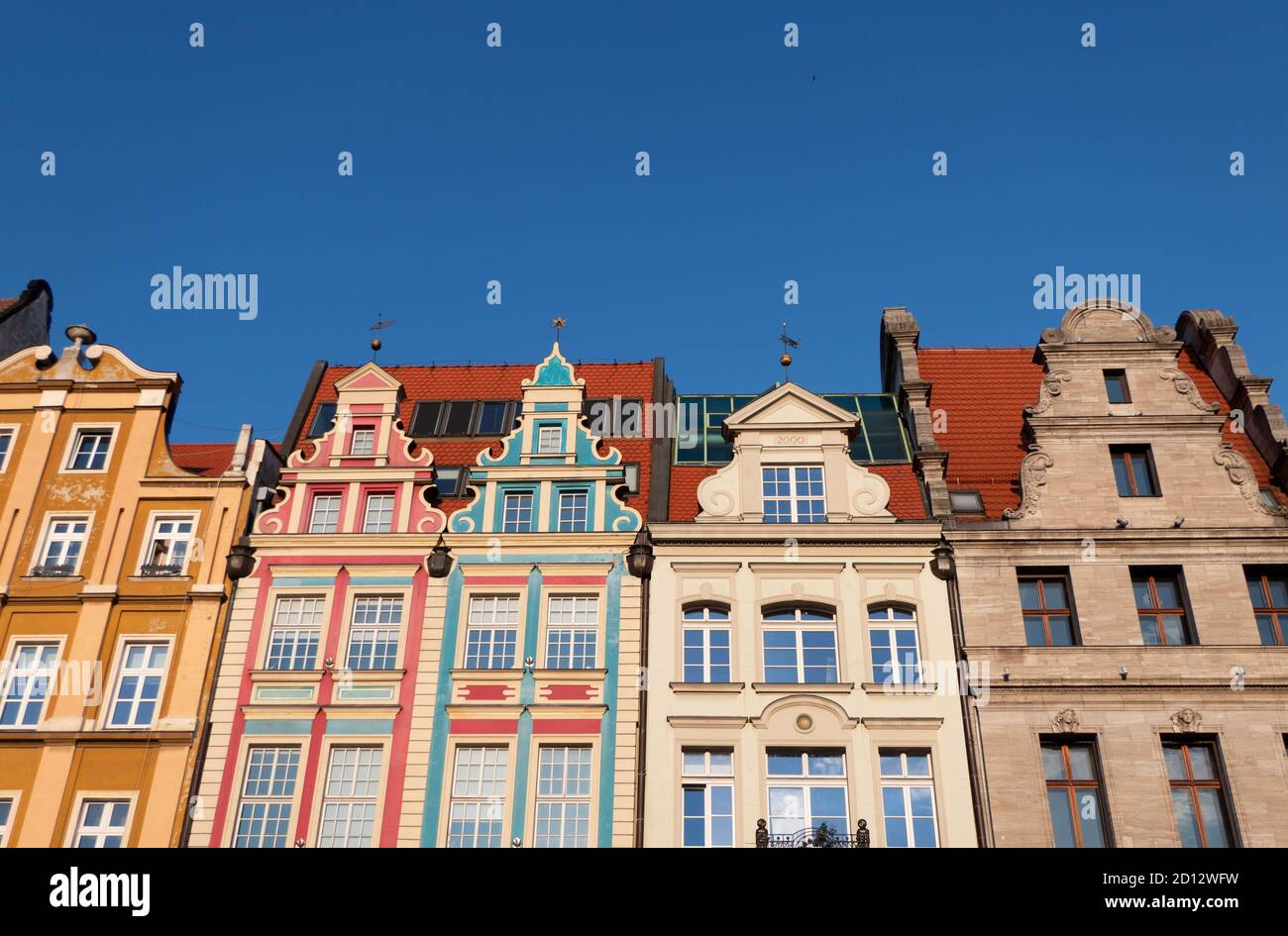 Façade de bâtiments traditionnels, maisons sur la place du marché dans la vieille ville de Wroclaw (Breslavia), Pologne, Europe. Site polonais dans le centre historique Banque D'Images