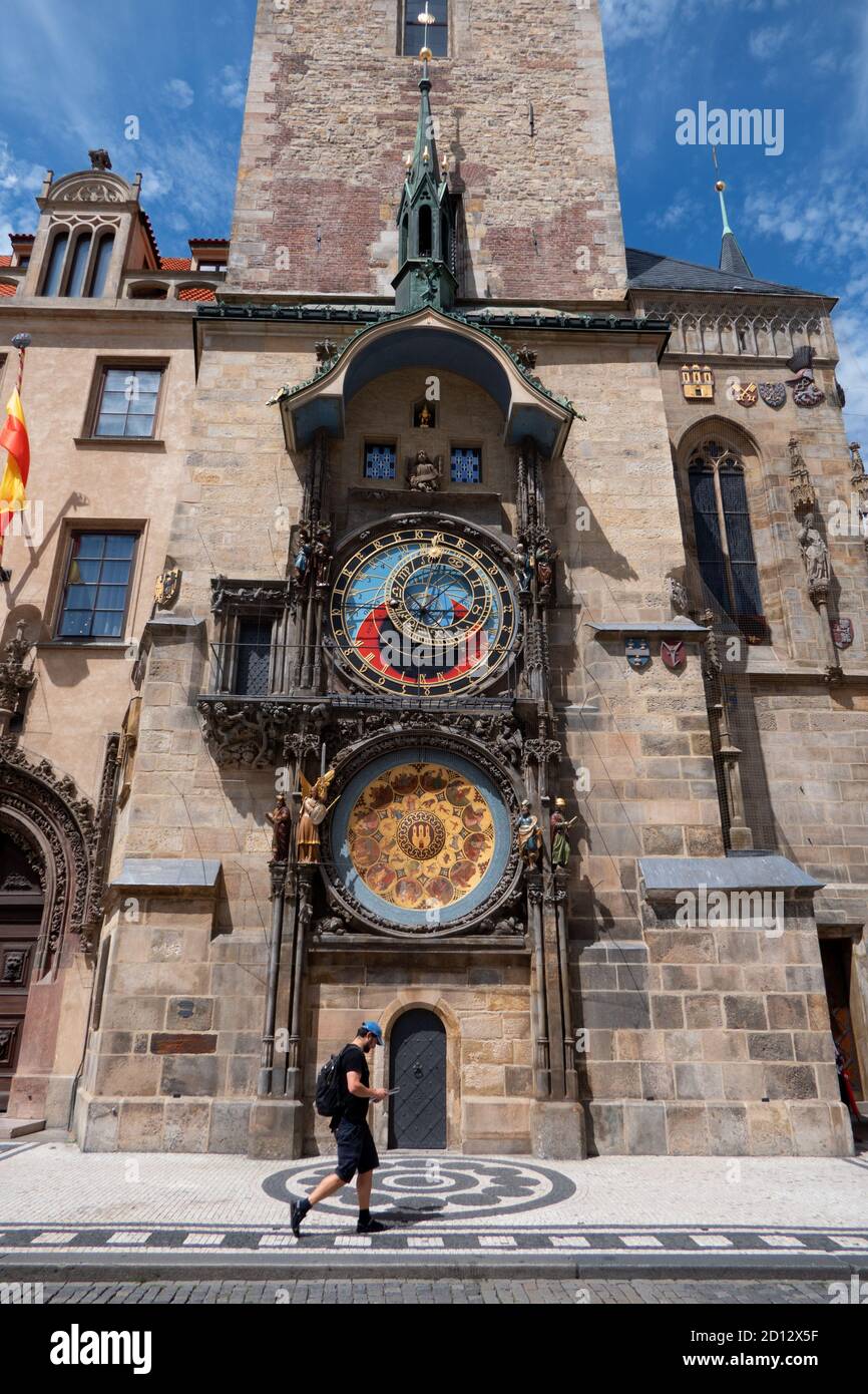 Vue sur l'horloge astronomique de Prague, ou sur l'Orloj de Prague, une horloge astronomique médiévale installée en 1410 à Prague, en République tchèque, en Europe Banque D'Images