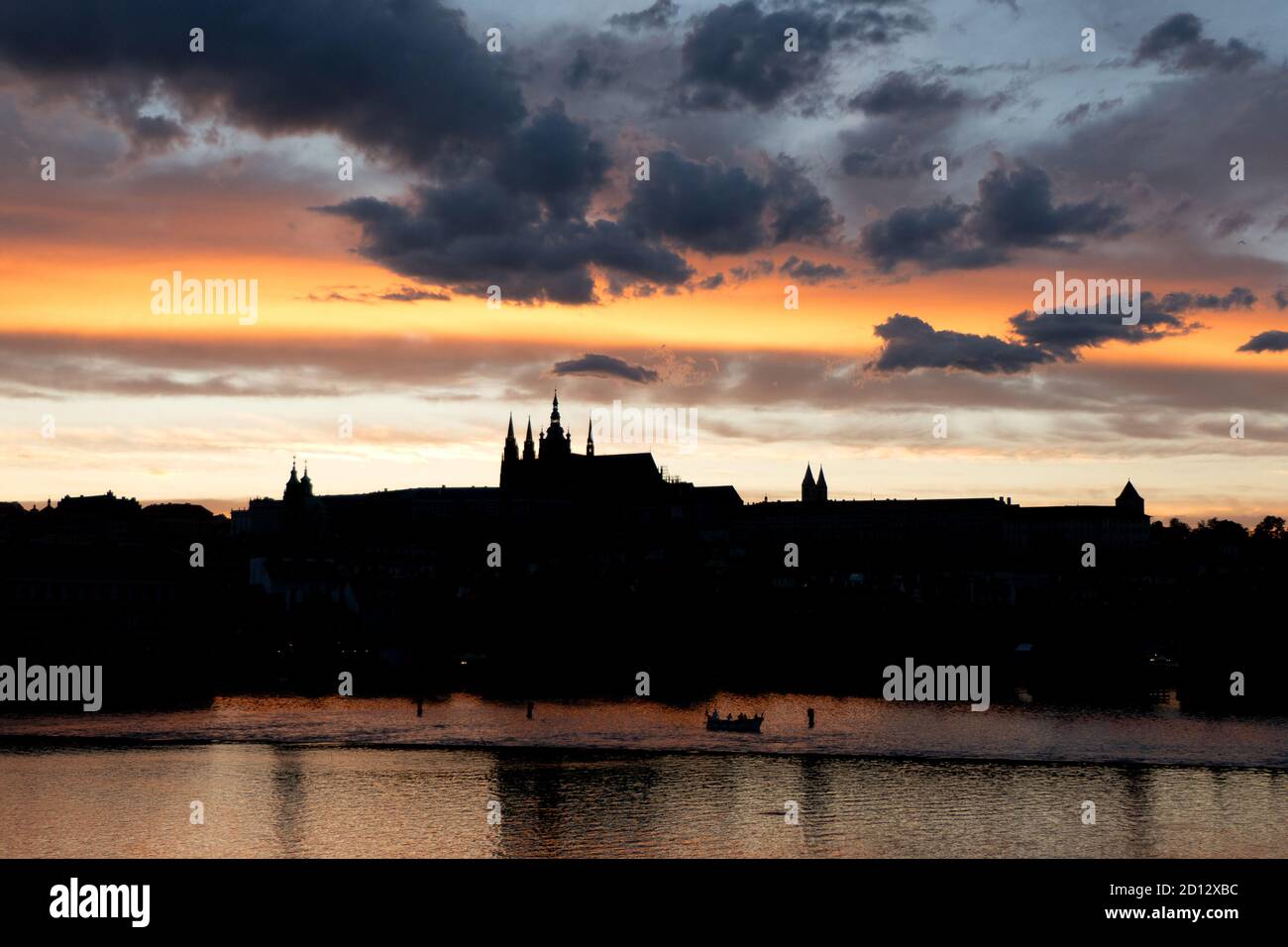 Vue sur le château de Prague, site touristique sur la Vltava (Moldau) à Prague, République tchèque, Europe. Magnifique paysage de ville avec monument Banque D'Images