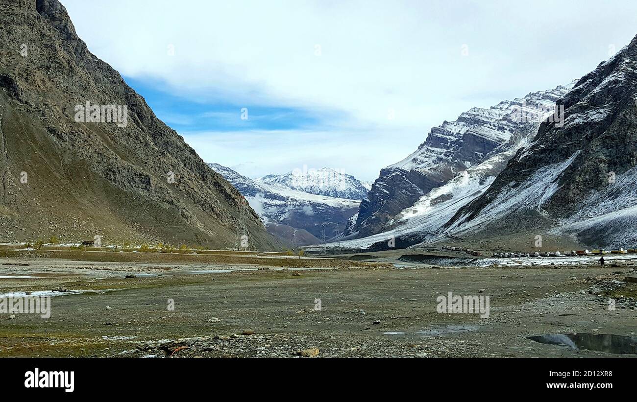 Belle vallée de la région vallonnée et des montagnes en inde. Belle destination pour les touristes à voyager et alpinisme sur la chaîne de montagnes de l'Himalaya Banque D'Images