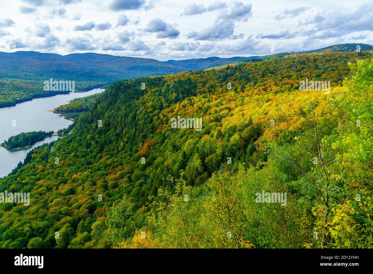 Vue sur la Roche, point d'observation du lac Monroe et le parc, avec les couleurs des feuilles d'automne dans le Parc National du Mont-Tremblant, Québec, Canada Banque D'Images