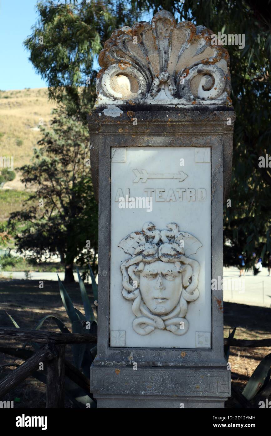 Ancien marqueur de chemin en pierre et en marbre avec sculpture de Medusa Dirigez-vous vers Segesta Banque D'Images