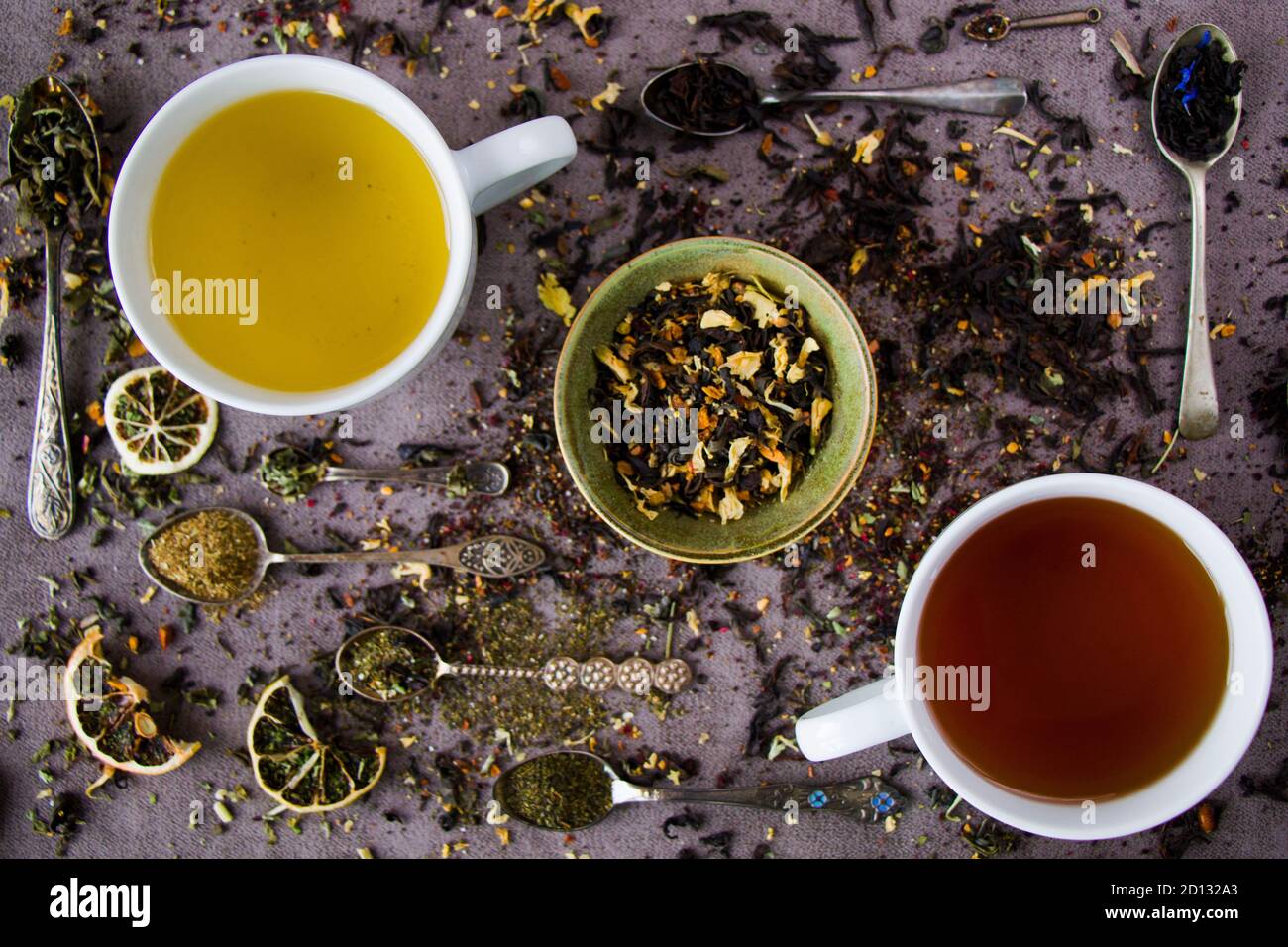 Ensemble de thé sec naturel et à base de plantes, variété et collection de thé et cuillères vintage Banque D'Images