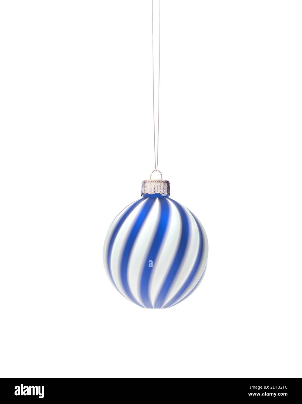 Boule de Noël à rayures torsadées blanches et bleu roi suspendue. Isolé sur fond blanc. Décoration de Noël, concept d'atmosphère festive. Banque D'Images