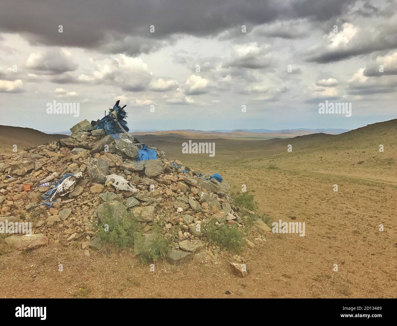 Ovoo, Oboo, ou obo - des tas de pierre sacrés utilisés comme autels ou sanctuaires en Mongolie. Trouvé dans la steppe à l'extérieur d'Oulan-Bator Banque D'Images