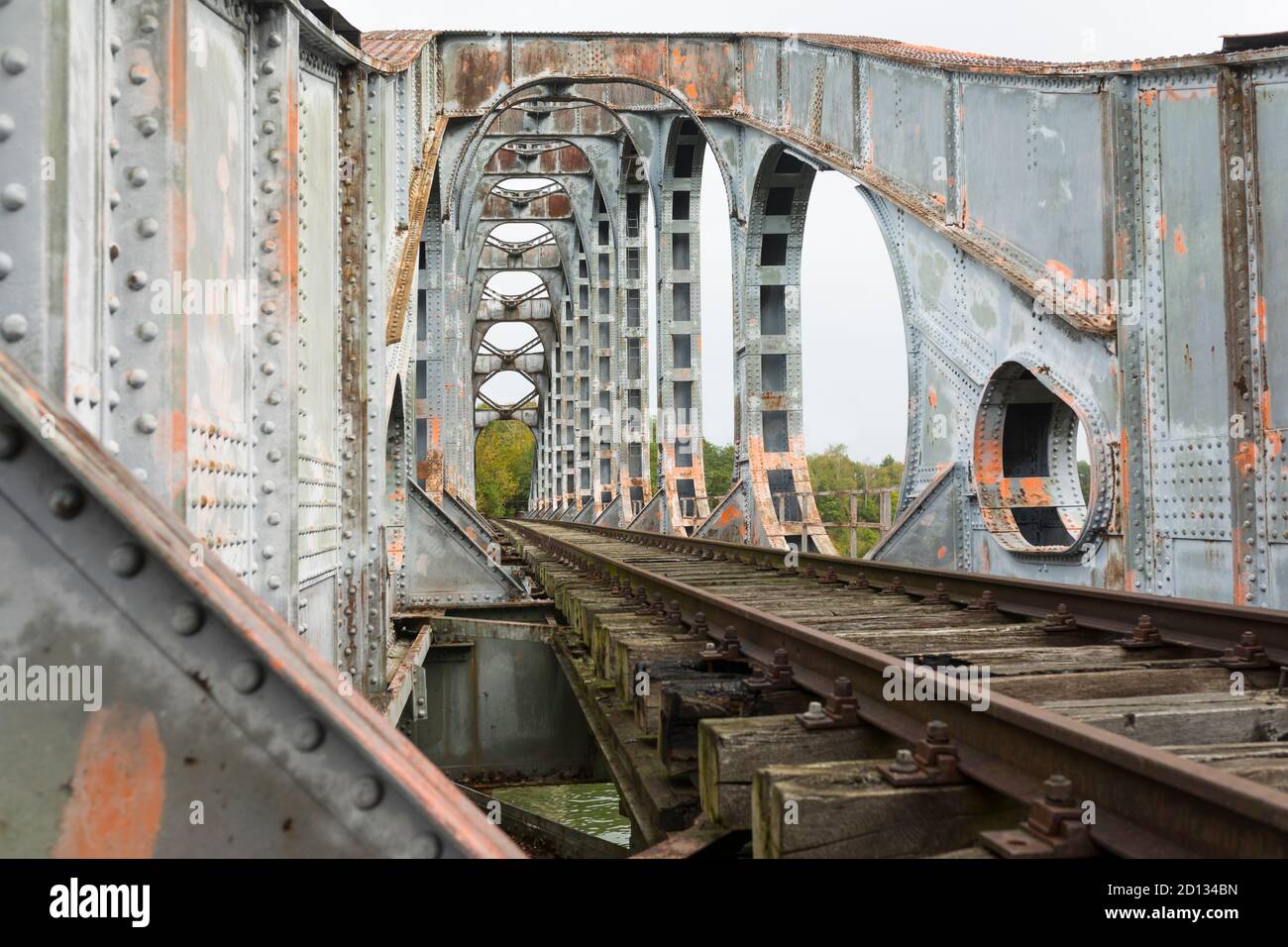 Pont de fer abandonné en fonte en Belgique Banque D'Images