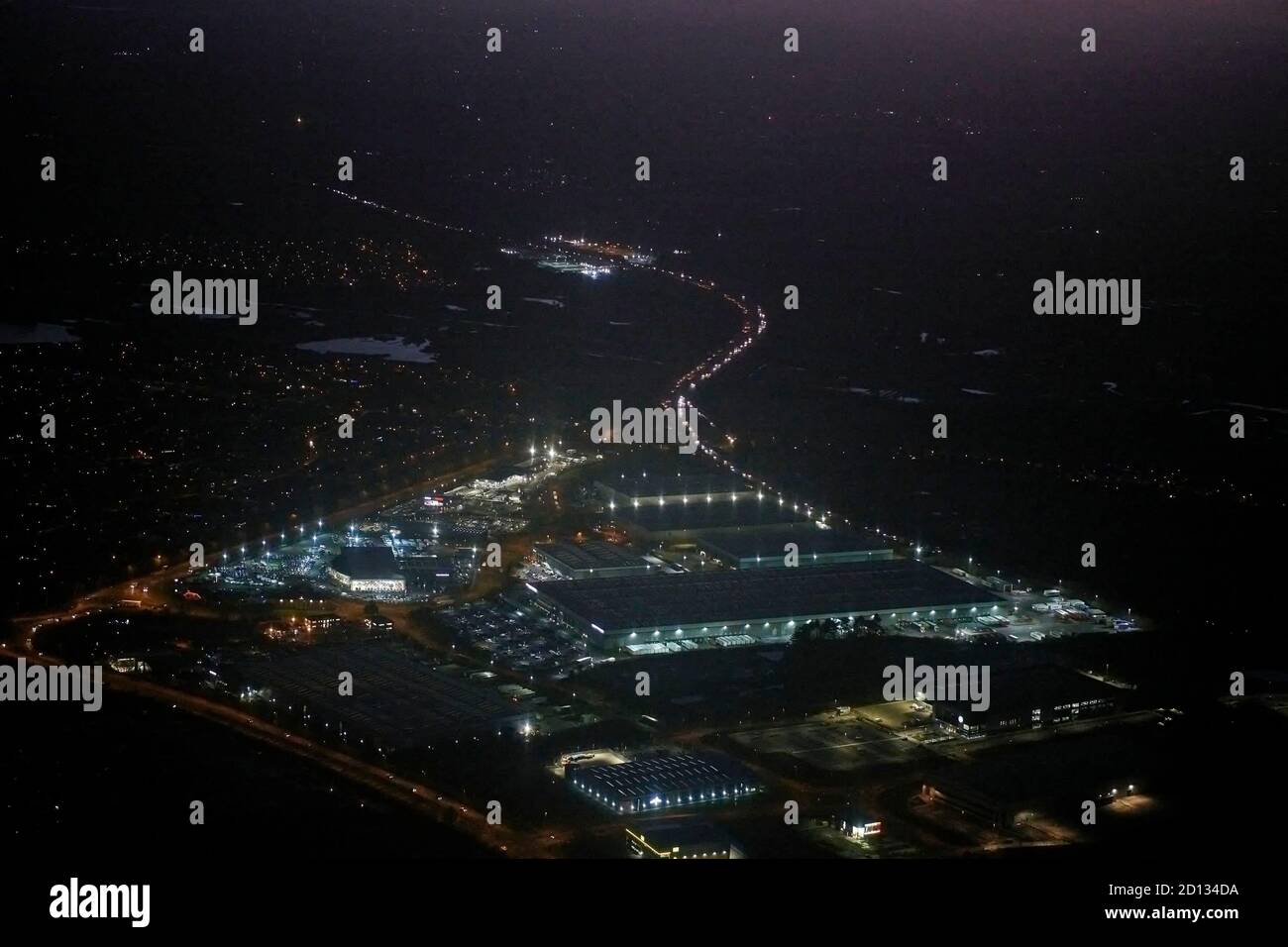 Photographie aérienne de nuit, de la M6 à l'ouest de Stafford, West midlands, Angleterre, Royaume-Uni Banque D'Images