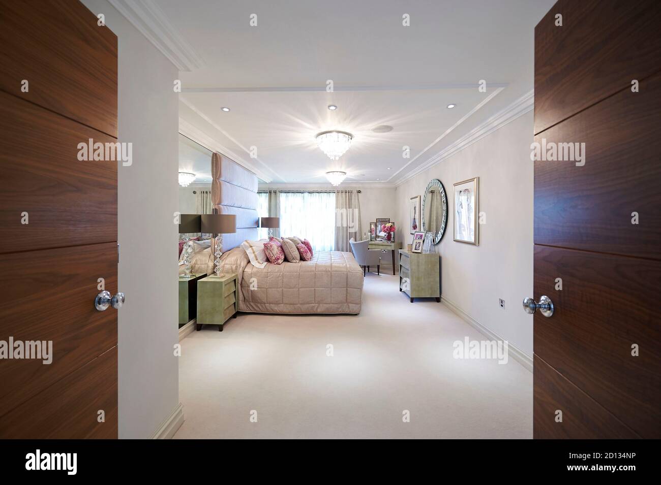 Intérieur d'une chambre double dans une nouvelle maison dans le sud-est de l'Angleterre, Royaume-Uni Banque D'Images