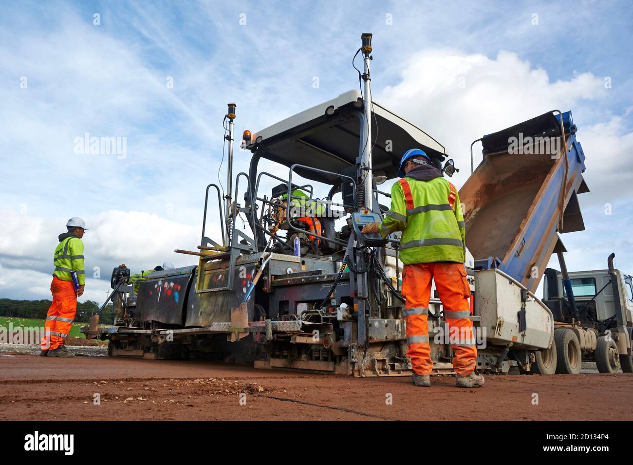 L'industrie britannique de la construction en action - pose de la surface de la route du tarmac Banque D'Images