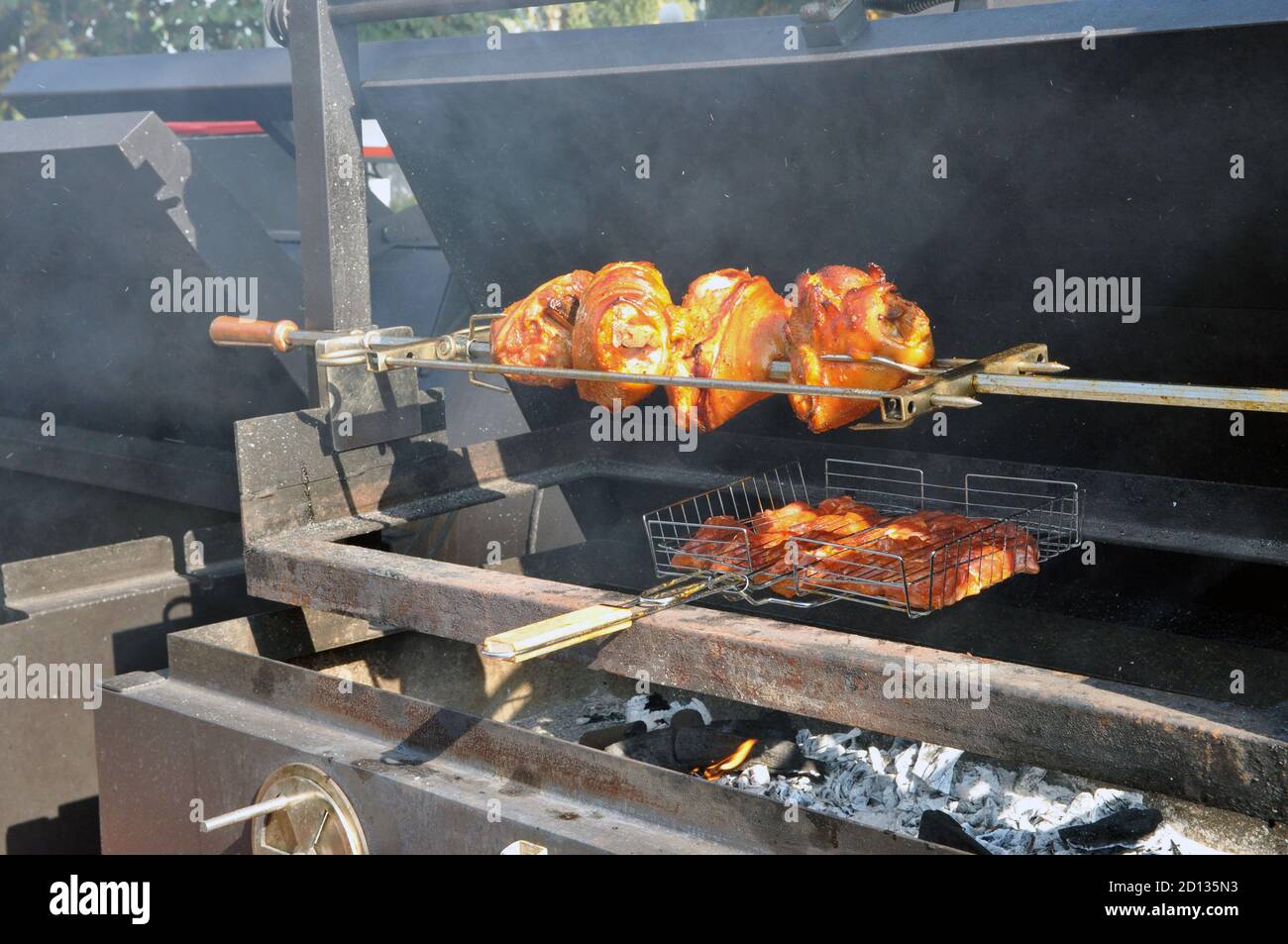 Cuisson de la viande sur un feu avec une brochette et un porte-fil. Barbecue. Banque D'Images