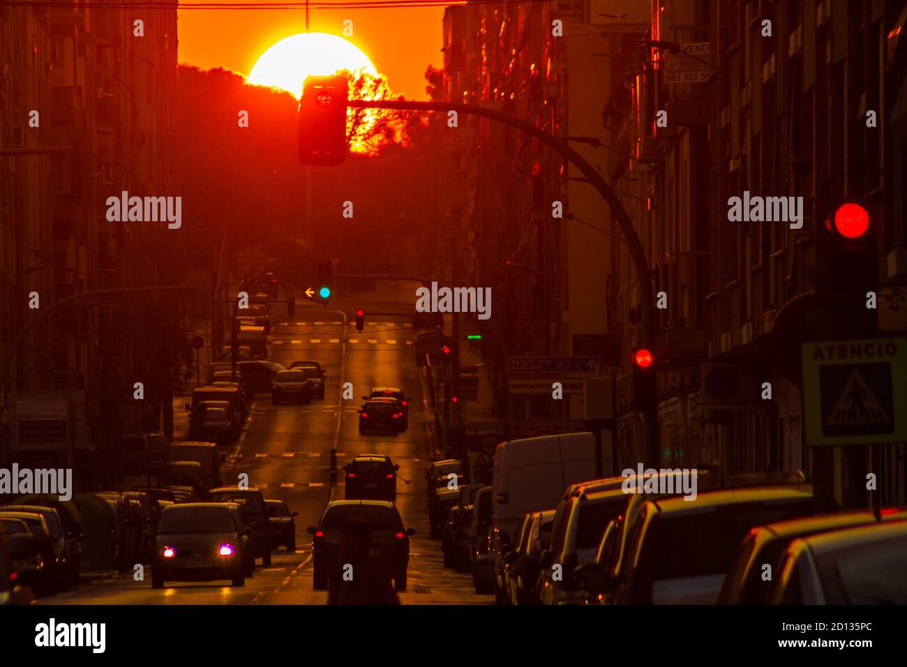 TORRENT, ESPAGNE - 19 juillet 2017: Esperando al sol en el atardecer, coïncidiendo en el centro de la via publica. Rojos. Banque D'Images