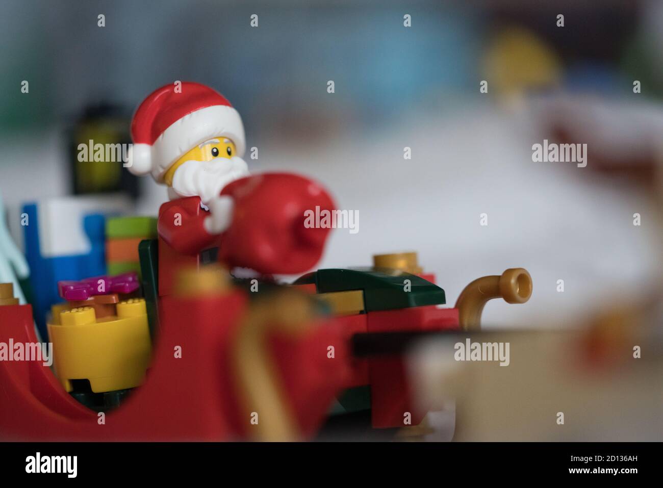 Le Père Noël LEGO dans son traîneau à rennes se met en scène à Noël Veille Banque D'Images
