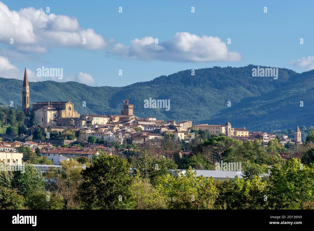 Superbe vue panoramique de la vieille ville d'Arezzo, Toscane, Italie, contre un beau ciel Banque D'Images