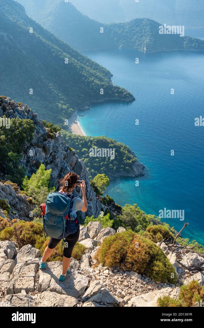 Jeune femme faisant la photo du beau paysage de la côte méditerranéenne près d'Antalya, Turquie. Banque D'Images