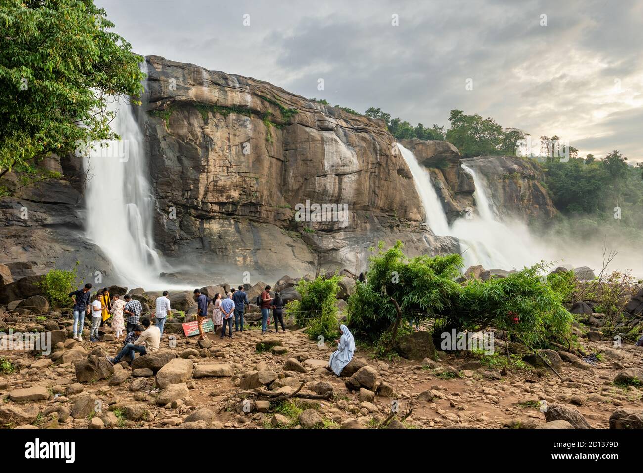Touristes indiens non identifiés visitant les cascades d'Athirappilly à Kerala, Inde Banque D'Images