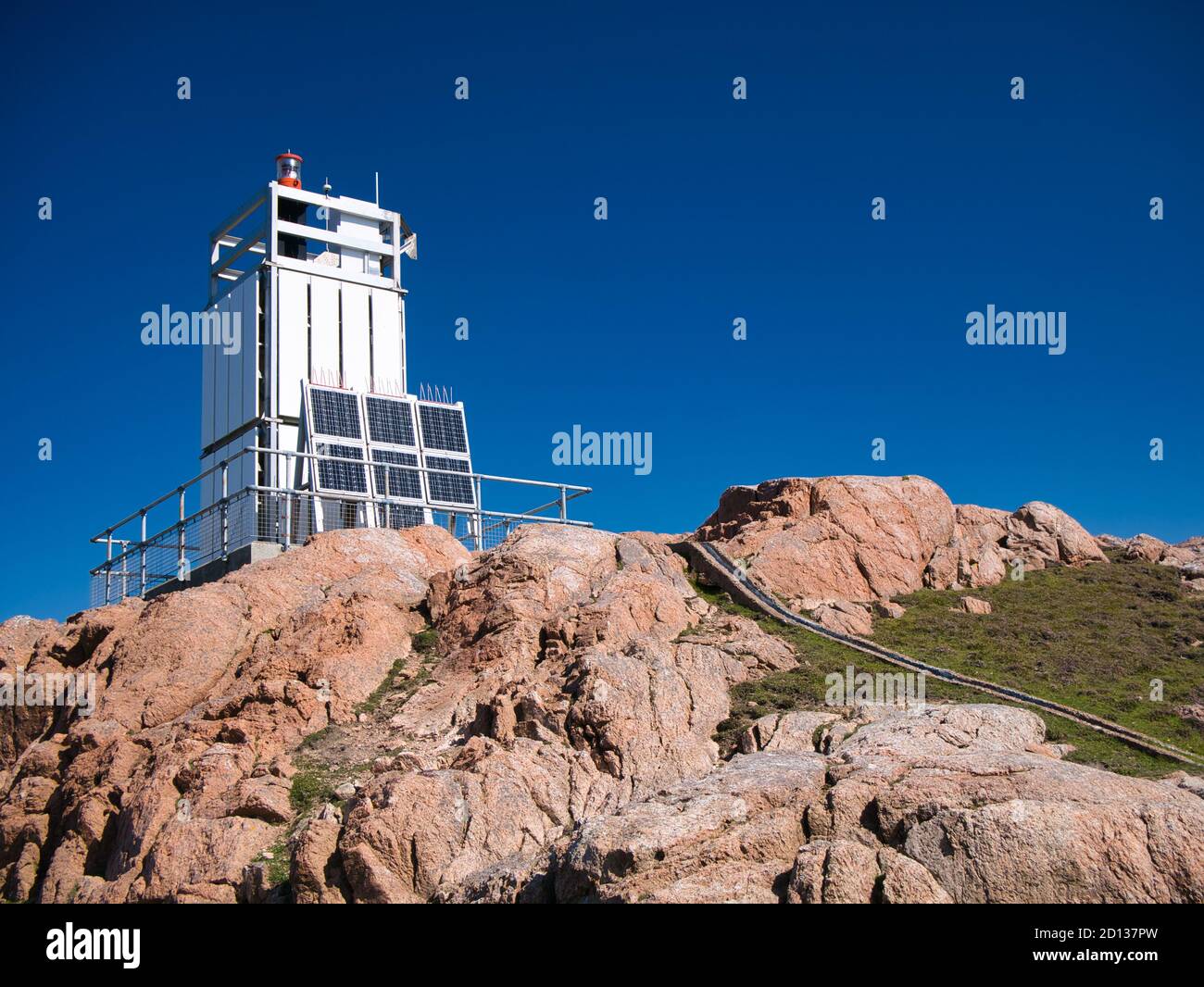 La tour revêtue d'aluminium et les panneaux solaires du phare solaire Muckle Roe à Swarbacks Minn sur Shetland, Royaume-Uni Banque D'Images