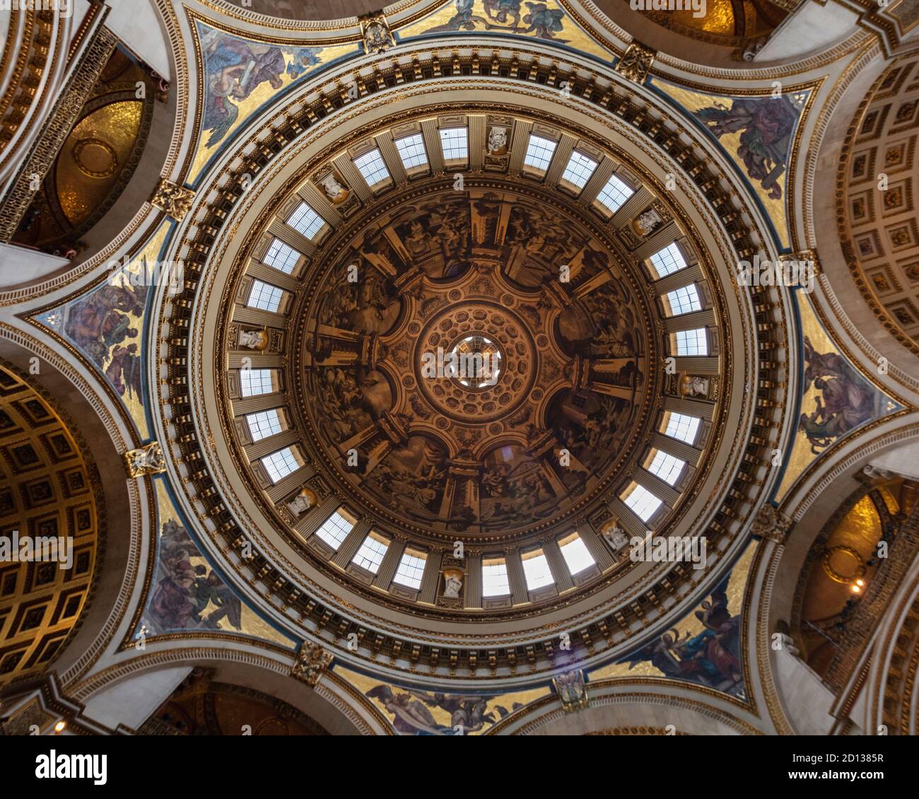 Londres, Royaume-Uni. Le dôme peint de James Thornhill à l'intérieur de la cathédrale Saint-Paul, conçu par Sir Christopher Wren Banque D'Images