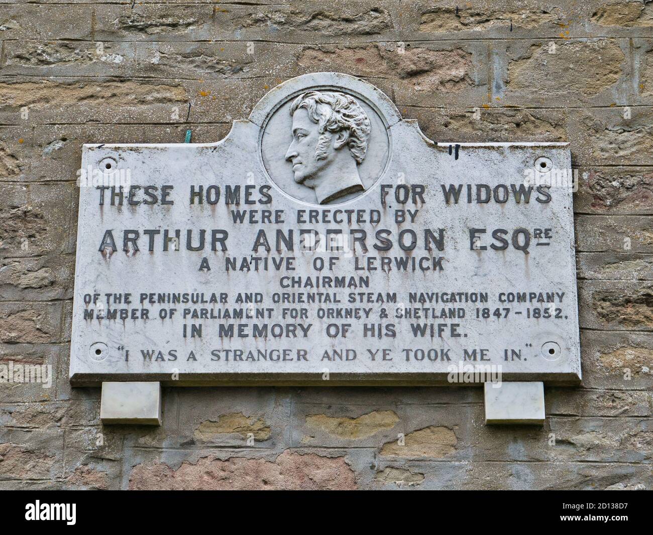 Une plaque de marquage des maisons construites sur Twageos Road, Lerwick pour les veuves de pêcheurs et marins Shetland par Arthur Anderson (b1792 ) Banque D'Images