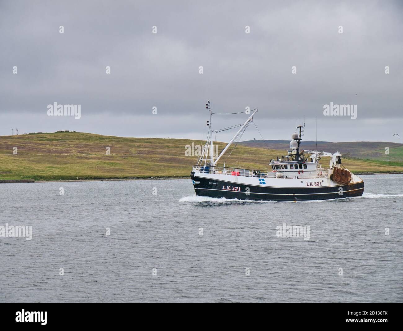 Arrivant au port de Lerwick, le réfractaire (LK 371), un chalutier de corégone construit en 1987 - une des flottes de pêche de Shetland Banque D'Images