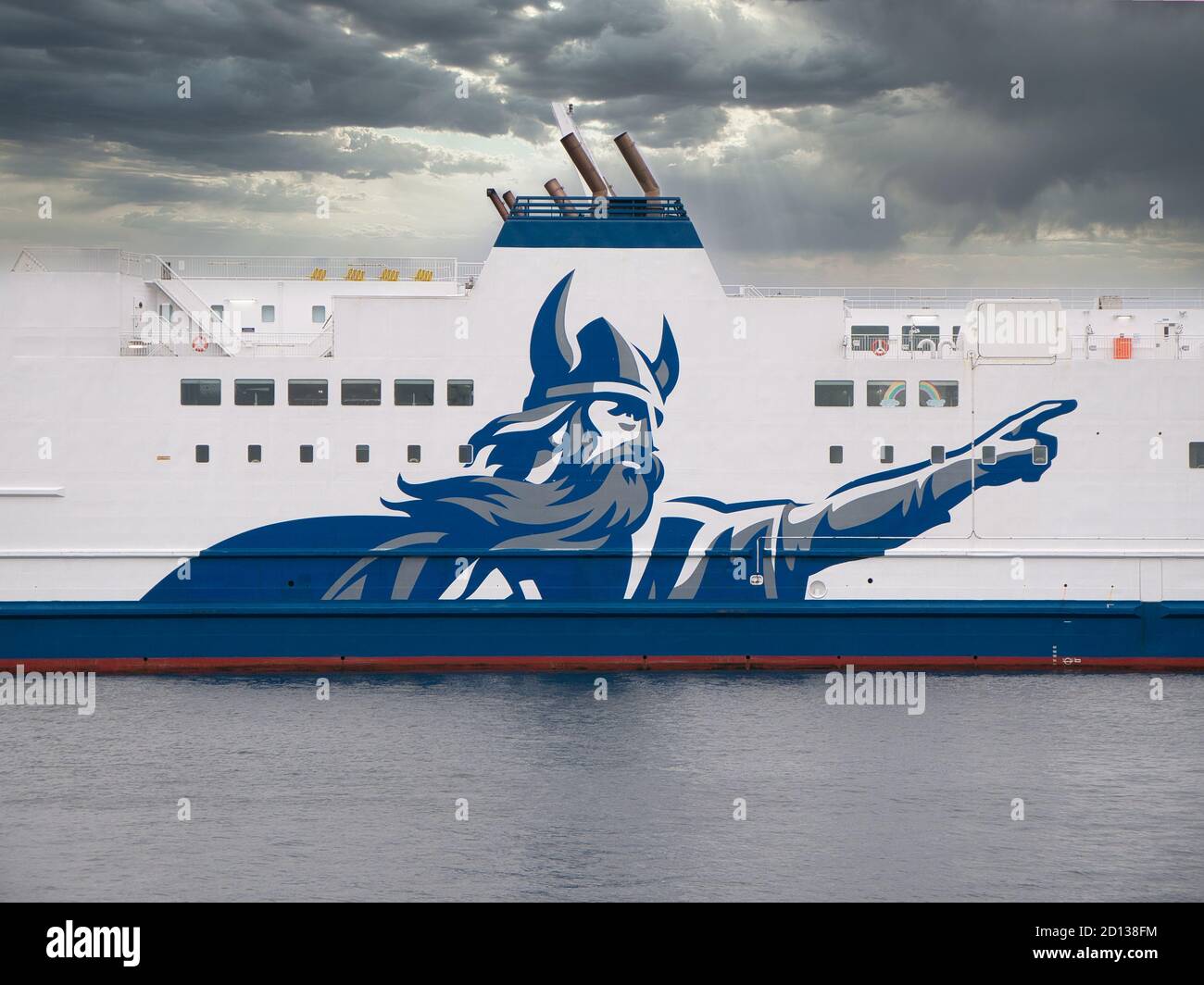 Le logo « Magnus the Viking » sur le côté du NorthLink roll-on / roll-off ferry Hrossey amarré au Holsgarth Terminal de ferry à Lerwick Banque D'Images